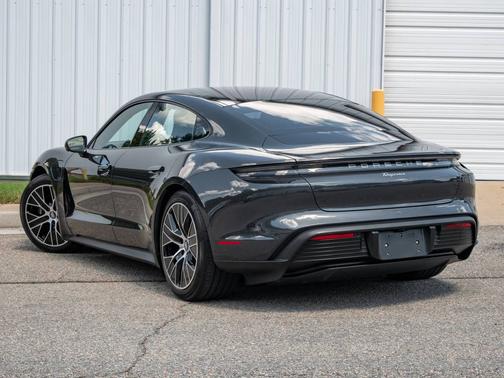 2022 Porsche Taycan 