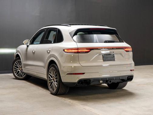 Chalk 2023 Porsche Cayenne