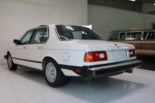 White 1986 BMW 735 i