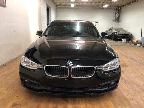 Photo 3 of 61 of 2018 BMW 320 i xDrive