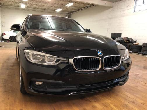 Photo 2 of 61 of 2018 BMW 320 i xDrive