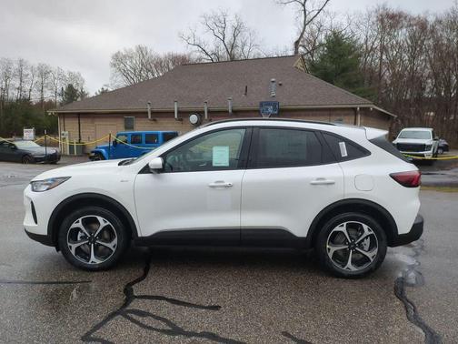 Star White Metallic Tri-Coat 2025 Ford Escape ST-Line Select