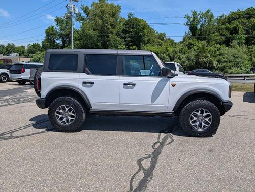 Oxford White 2024 Ford Bronco Badlands