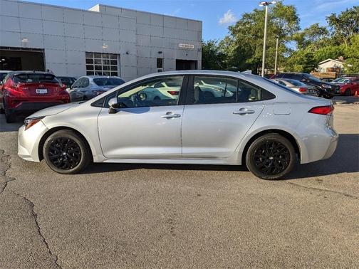 Photo 4 of 27 of 2020 Toyota Corolla LE