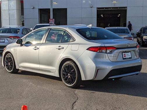 Photo 3 of 27 of 2020 Toyota Corolla LE