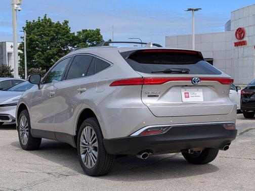 Titanium Glow 2024 Toyota Venza XLE