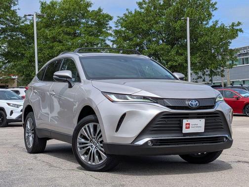 Titanium Glow 2024 Toyota Venza XLE