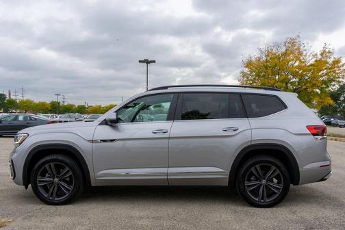 Photo 2 of 28 of 2021 Volkswagen Atlas 3.6 V6 SE w/ Technology R-Line