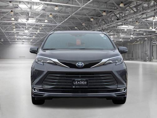 2025 Toyota Sienna Platinum