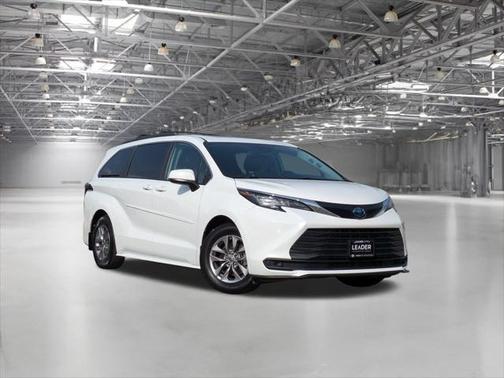 2023 Toyota Sienna LE