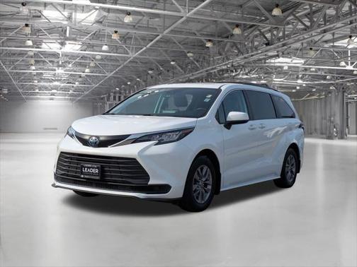 2023 Toyota Sienna LE