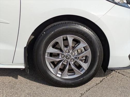 2023 Toyota Sienna LE