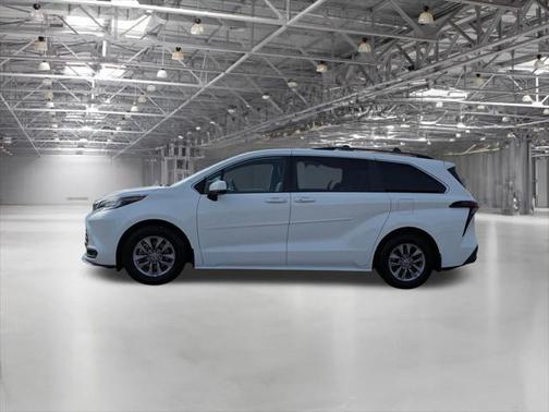 2023 Toyota Sienna LE