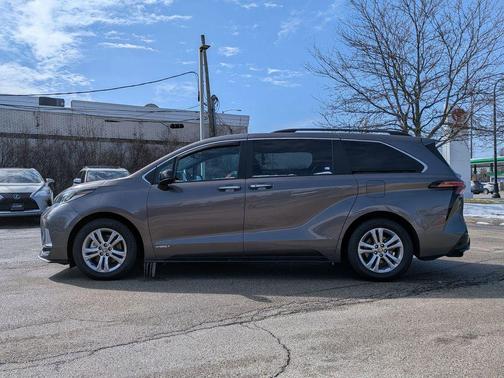 2021 Toyota Sienna XSE 7 Passenger