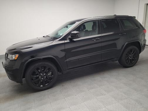 Diamond Black Crystal Pearlcoat 2017 Jeep Grand Cherokee Altitude