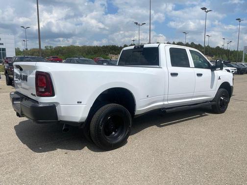 Bright White Clearcoat 2026 RAM 3500 Tradesman Crew Cab 4x4 8' Box