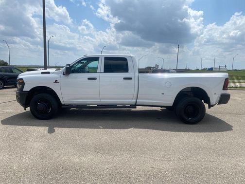 Bright White Clearcoat 2026 RAM 3500 Tradesman Crew Cab 4x4 8' Box