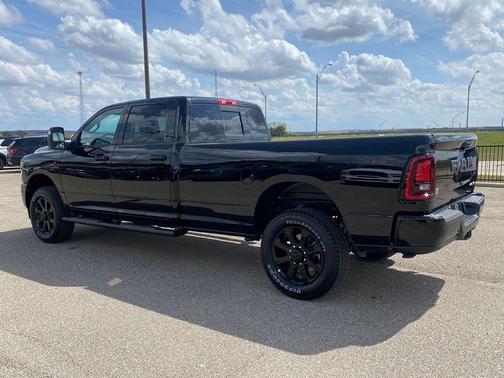 Diamond Black Crystal Pearlcoat 2026 RAM 2500 Black Express Crew Cab 4x4 8' Box