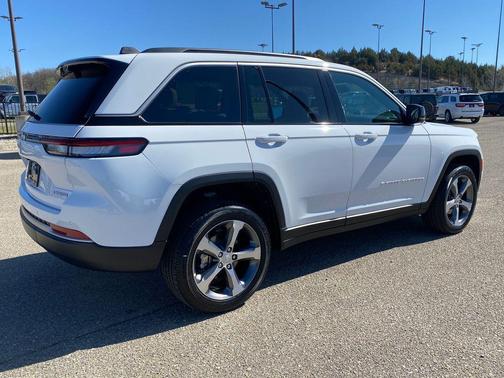 Bright White Clearcoat 2026 Jeep Grand Cherokee Limited