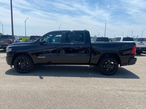 Diamond Black Crystal Pearlcoat 2026 RAM 1500 Laramie