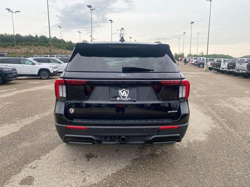 Agate Black Metallic 2025 Ford Explorer ST-Line