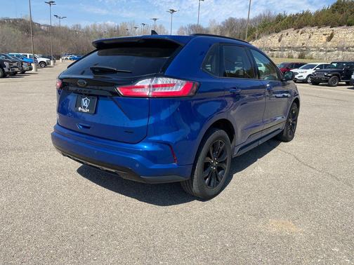 Atlas Blue Metallic 2022 Ford Edge SE