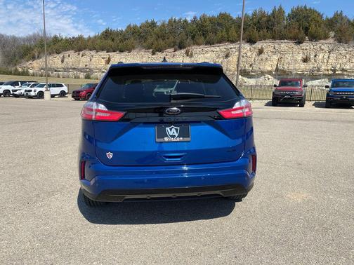 Atlas Blue Metallic 2022 Ford Edge SE