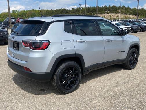 Silver Zynith Metallic Clearcoat 2026 Jeep Compass Latitude
