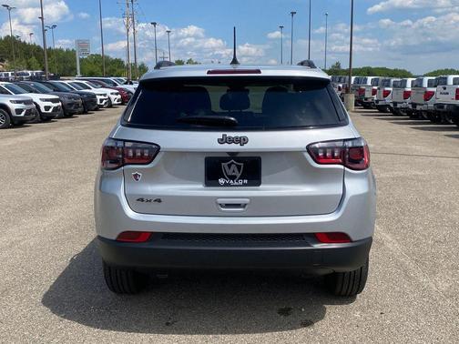 Silver Zynith Metallic Clearcoat 2026 Jeep Compass Latitude