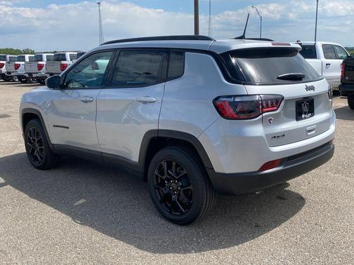 Silver Zynith Metallic Clearcoat 2026 Jeep Compass Latitude
