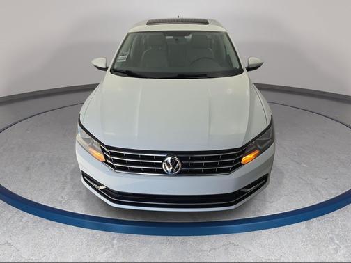 Pure White 2018 Volkswagen Passat 2.0T SE