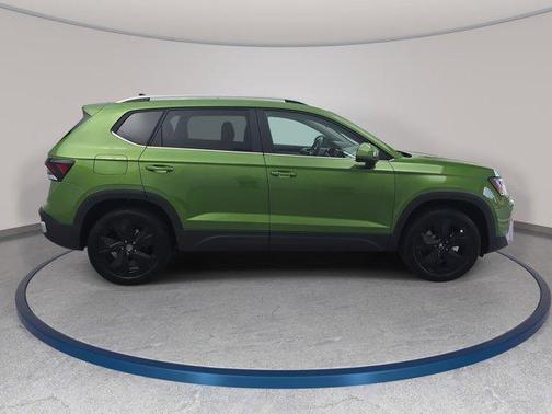 Bright Moss Green Metallic 2026 Volkswagen Taos SE