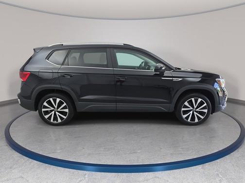 Deep Black Pearl Effect 2024 Volkswagen Taos 1.5T SE