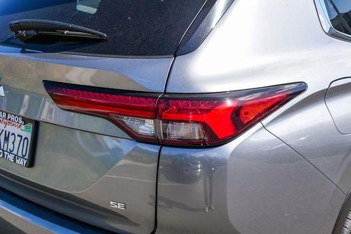 Mercury Gray Metallic 2024 Mitsubishi Outlander SE