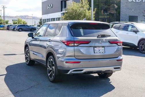 Mercury Gray Metallic 2024 Mitsubishi Outlander SE