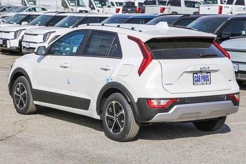 Snow White Pearl 2026 Kia Niro LX