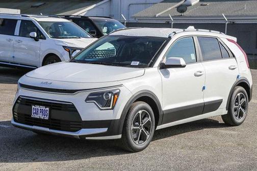 Snow White Pearl 2026 Kia Niro LX
