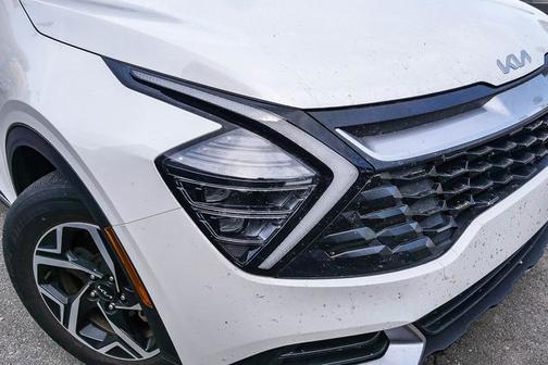Snow White Pearl 2025 Kia Sportage LX