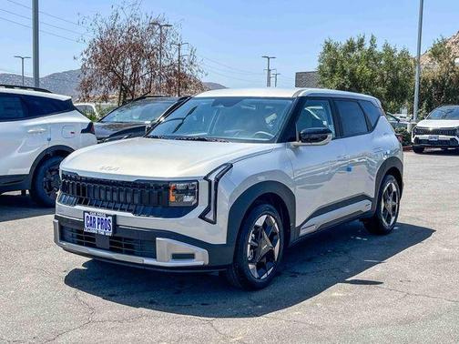 Ivory Silver 2027 Kia Seltos EX