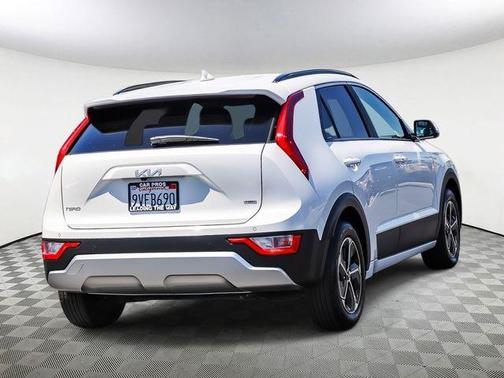 Snow White Pearl 2025 Kia Niro EX