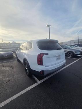 Glacial White Pearl 2024 Kia Telluride LX