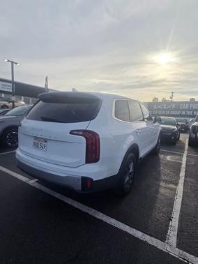 Glacial White Pearl 2024 Kia Telluride LX