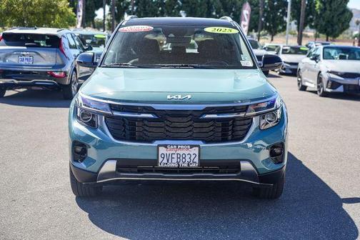 Blue / Black 2025 Kia Seltos S