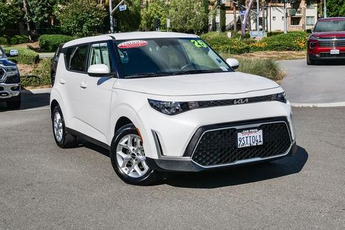 Snow White Pearl 2025 Kia Soul LX