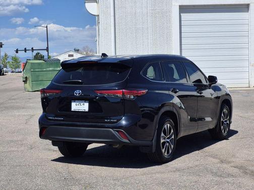 Midnight Black Metallic 2022 Toyota Highlander XLE