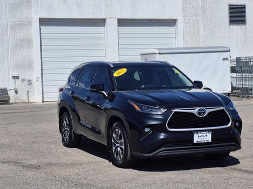 Midnight Black Metallic 2022 Toyota Highlander XLE