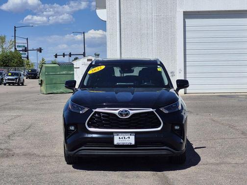 Midnight Black Metallic 2022 Toyota Highlander XLE