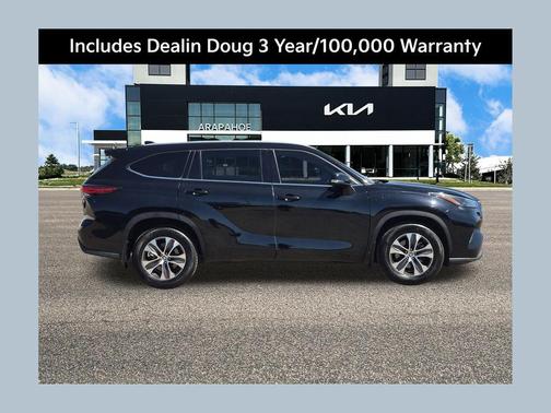 Midnight Black Metallic 2022 Toyota Highlander XLE