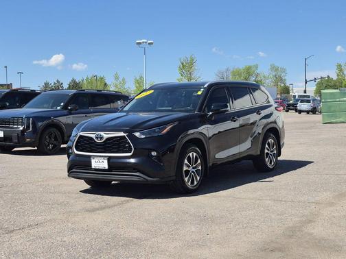 Midnight Black Metallic 2022 Toyota Highlander XLE