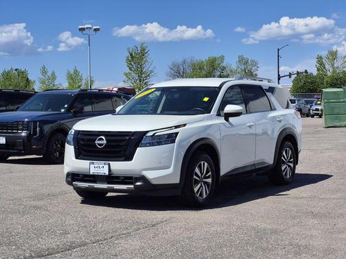 Pearl White Tricoat 2023 Nissan Pathfinder SL 4WD